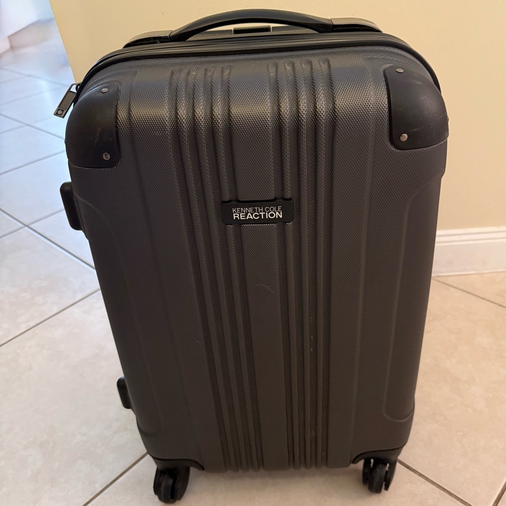 Kenneth Cole Reaction 20” Charcoal Spinner Suitcase